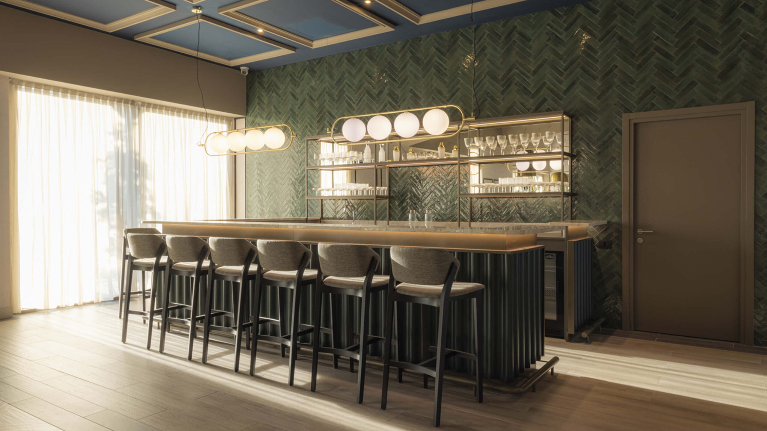 COLLEGIATE 23 Lounge North Bar Area bassaris 2